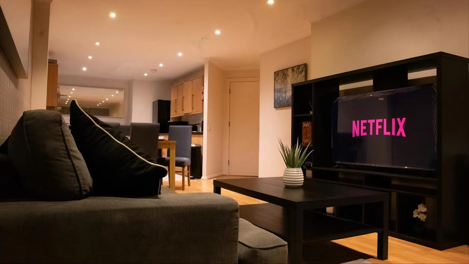 Riverside 3 Bed 2 Bath Apartment- Free Parking London