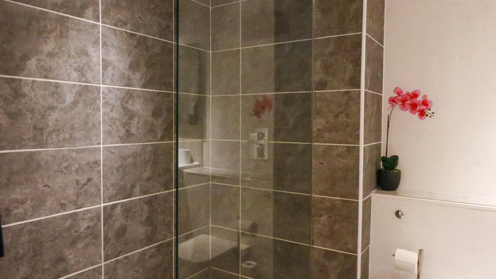Apartment Riverside 3 Bed 2 Bath Apartment- Free Parking London