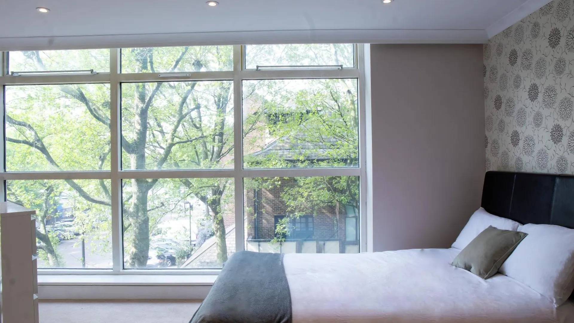 Riverside 3 Bed 2 Bath Apartment- Free Parking London