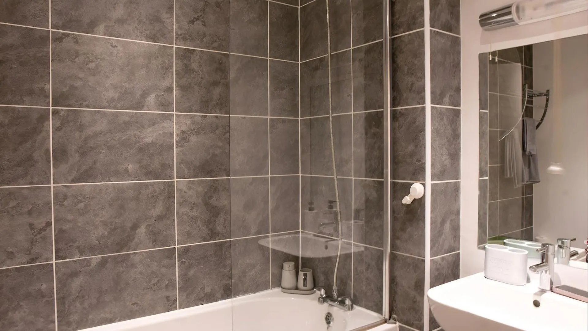Riverside 3 Bed 2 Bath Apartment- Free Parking London 0*,